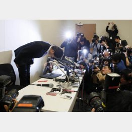 謝罪会見で辞職を表明した宮崎議員（Ｃ）日刊ゲンダイ