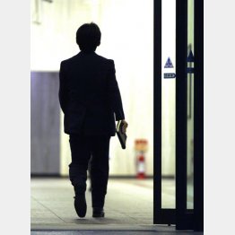 部屋に缶詰めはもう古い（Ｃ）日刊ゲンダイ