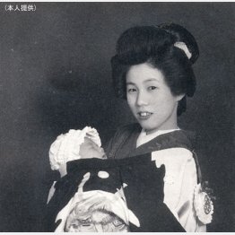 母・和子さんに抱かれる筆者（提供写真）