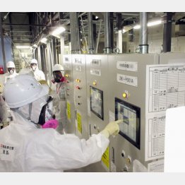 陸側遮水壁の凍結作業の様子（東京電力提供）