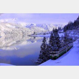 雪景色の中を走る只見線（金山町提供）