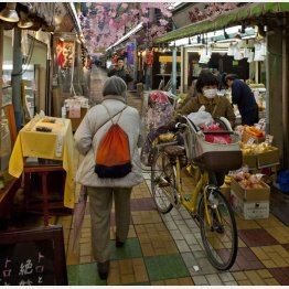 ますます家計が苦しくなる（写真はイメージ）（Ｃ）日刊ゲンダイ