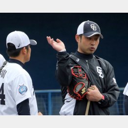 選手にアドバイスする朝倉コーチ（Ｃ）日刊ゲンダイ