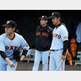 精力的に指導（右）／（Ｃ）日刊ゲンダイ