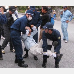 基地の前では日常茶飯事（Ｃ）日刊ゲンダイ