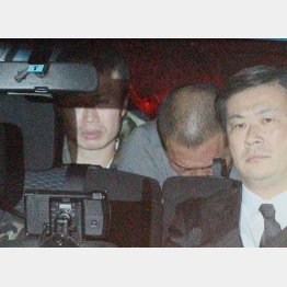 警視庁に入る清原容疑者（Ｃ）日刊ゲンダイ