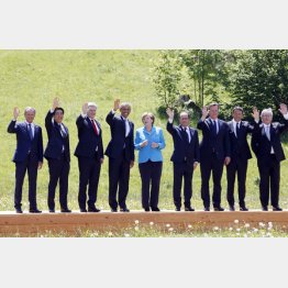Ｇ７各国はもっと慎重（１５年エルマウ・サミット、左から２番目が安倍首相）／（Ｃ）日刊ゲンダイ