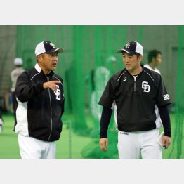 １５年までブルペン捕手を務めいていた小山コーチ（右）（Ｃ）日刊ゲンダイ