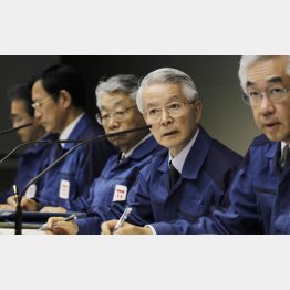 ３．１１事故当時の勝俣元会長（右から２人目）（Ｃ）日刊ゲンダイ