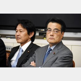 民主党の岡田克也代表（右）と維新の党の松野代表／（Ｃ）日刊ゲンダイ