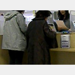 役所の事務処理も増える一方（Ｃ）日刊ゲンダイ