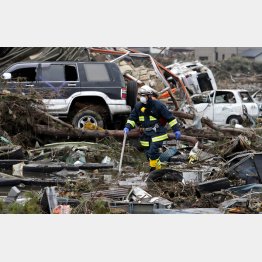 ３・１１震災で捜索する消防隊員（Ｃ）日刊ゲンダイ