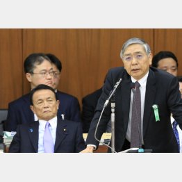 ２人の腹の中は…（麻生大臣と黒田総裁）／（Ｃ）日刊ゲンダイ