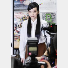 小娘によってたかって（Ｃ）日刊ゲンダイ