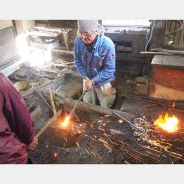 伝統の槌打ち体験（Ｃ）日刊ゲンダイ