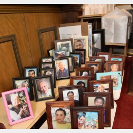 「きぼうのいえ」礼拝堂に並ぶ遺影や遺骨（Ｃ）日刊ゲンダイ