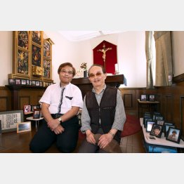 「きぼうのいえ」を取材に訪れた山本晋也氏と（Ｃ）日刊ゲンダイ