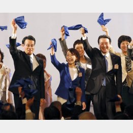 結党大会では中央で「がんばろう」コール（Ｃ）日刊ゲンダイ