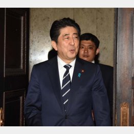 １６年度予算成立でご機嫌の安倍首相（Ｃ）日刊ゲンダイ