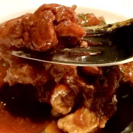 「Ｈｉ　Ｐ／ｍａｎ（ハイピーマン）」の『赤ワイン煮』（Ｃ）日刊ゲンダイ