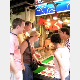 外国人に人気の築地市場（Ｃ）日刊ゲンダイ