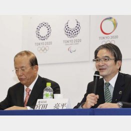 壁に掲げられた左のデサインが「Ａ案」（Ｃ）日刊ゲンダイ