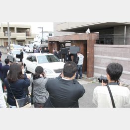 神戸山口組指定暴力団決定後、初の定例会に集まる報道陣と防弾チョッキを着た警察官（Ｃ）日刊ゲンダイ