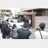 神戸山口組指定暴力団決定後、初の定例会に集まる報道陣と防弾チョッキを着た警察官（Ｃ）日刊ゲンダイ