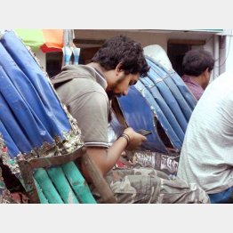 バングラデシュでも中国製スマホが当たり前（Ｃ）日刊ゲンダイ