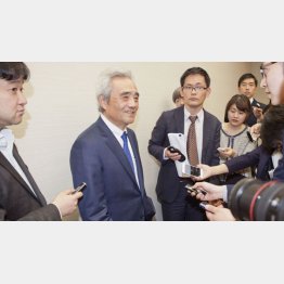 記者団に囲まれるセブン＆アイの村田社長（Ｃ）日刊ゲンダイ