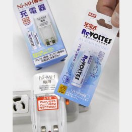 「ＲｅＶＯＬＴＥＳ」と「充電器」／（Ｃ）日刊ゲンダイ
