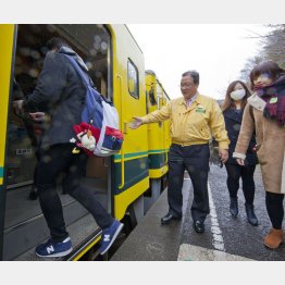 週末は駅員としても働く鳥塚亮社長（中央）／（Ｃ）日刊ゲンダイ