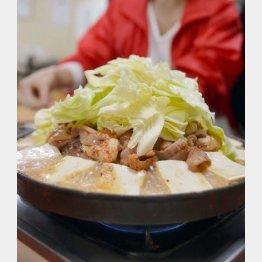秋田美人が作るホルモン鍋（提供写真）