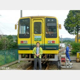 社長就任時に列車の前に立って（提供写真）