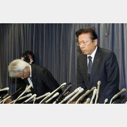 謝罪する相川社長（右）／（Ｃ）日刊ゲンダイ