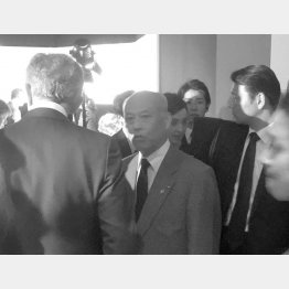 会場ではコソコソしていたが…（Ｃ）日刊ゲンダイ