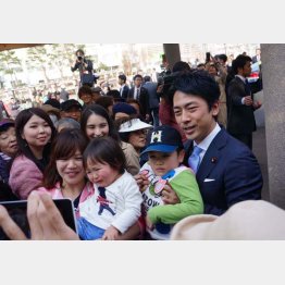 有権者らと記念撮影する小泉進次郎議員（Ｃ）日刊ゲンダイ