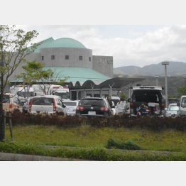 車中泊では足はダッシュボードに乗せること（Ｃ）日刊ゲンダイ