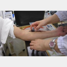 カネがかかる検査は受けません（Ｃ）日刊ゲンダイ