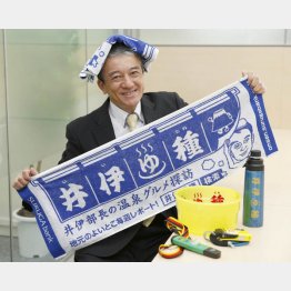 井伊湯種さん マイ手ぬぐいや桶、ｐＨ計など七つ道具とともに（Ｃ）日刊ゲンダイ