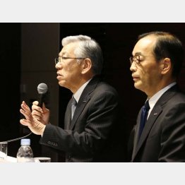 現場の風当たりは…（小堀新社長・左と浅野前社長）／（Ｃ）日刊ゲンダイ