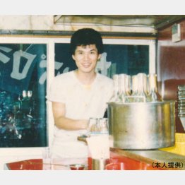 すた丼屋で鍋を振るっていたころの早川氏（提供写真）