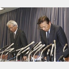 会見で謝罪する三菱自動車の相川社長（右）／（Ｃ）日刊ゲンダイ