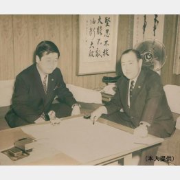 小沢氏（左）がまだ１回生議員のころ／（提供写真）