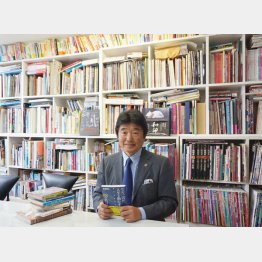 天井まで届く蔵書にはカストリ雑誌も（提供写真）