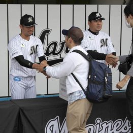 試合前、熊本地震の募金活動を行うロッテの面々（Ｃ）日刊ゲンダイ