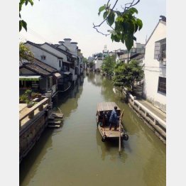 中国 蘇州の水路のある風景（Ｃ）日刊ゲンダイ