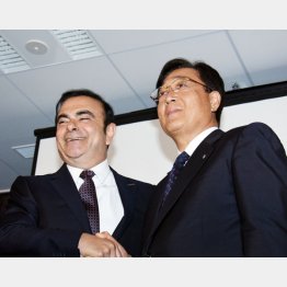 してやったり？（左から日産・ゴーン社長と三菱自・益子会長）／（Ｃ）日刊ゲンダイ