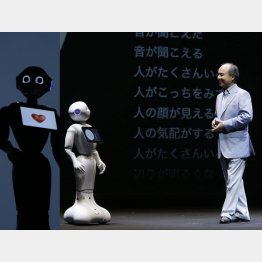 ほぼ人間！？（人型ロボット「Ｐｅｐｐｅｒ」と孫正義ソフトバンク社長）／（Ｃ）日刊ゲンダイ