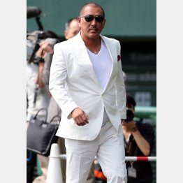 キャンプ視察もこの格好で（Ｃ）日刊ゲンダイ